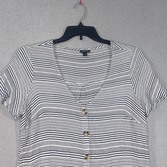 Torrid Top Womens 2 Gray White Striped Cap Sleeve V Neck Stretch Casual Buttons - Picture 3 of 14